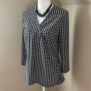 Anne Klein black and white faux wrap houndstooth print 3/4 sleeve top. Timeless.